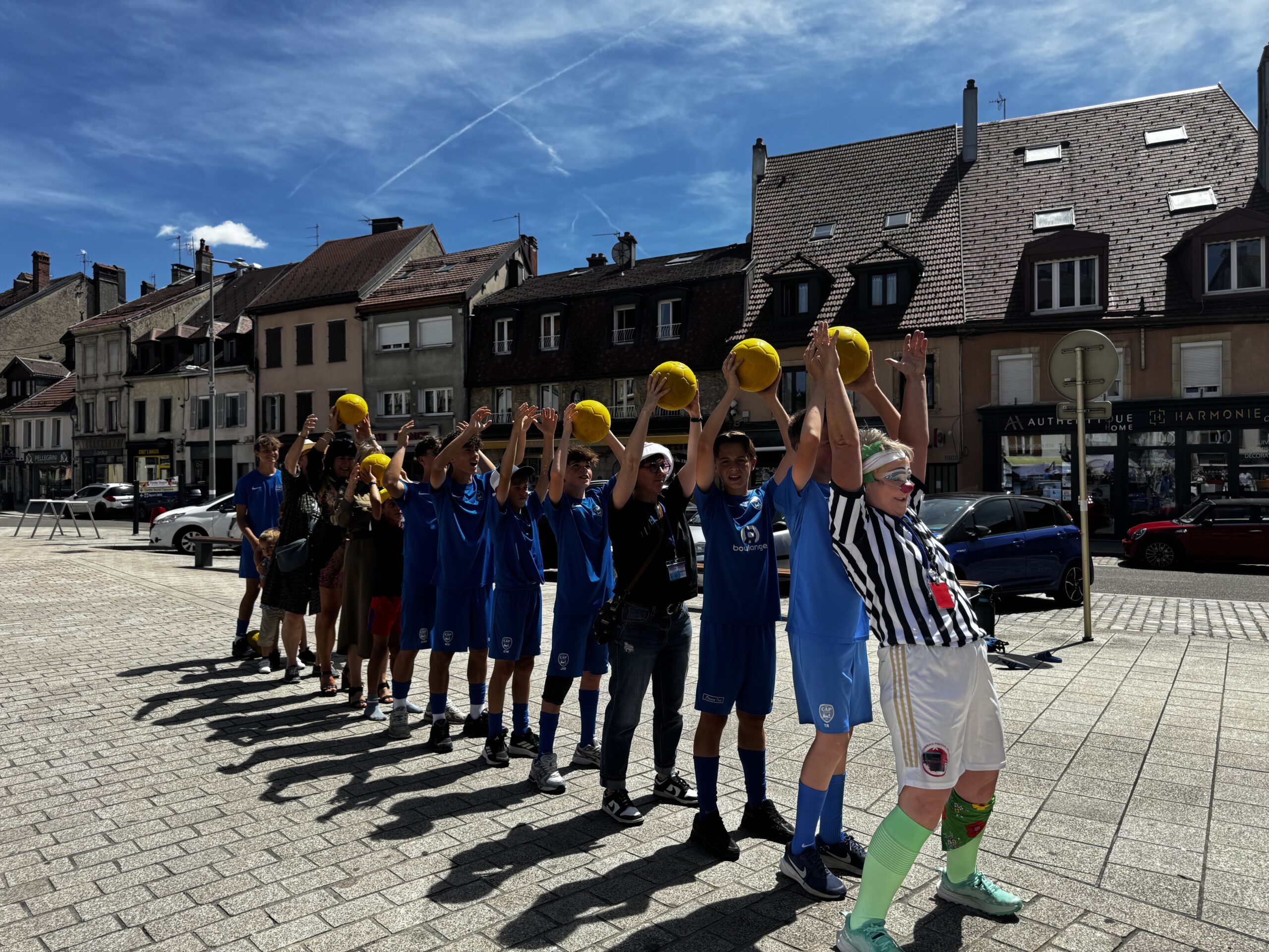 Animer l'espace public en passant un ballon